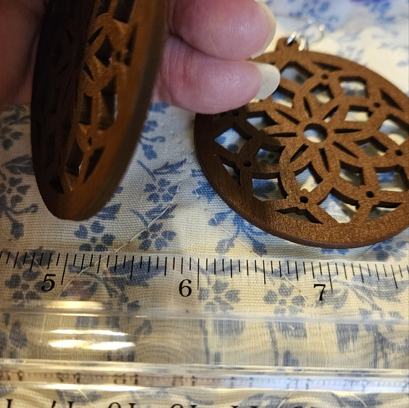 This listing is for a Beautiful pair of earrings. These earrings are great for a - Picture 10 of 13